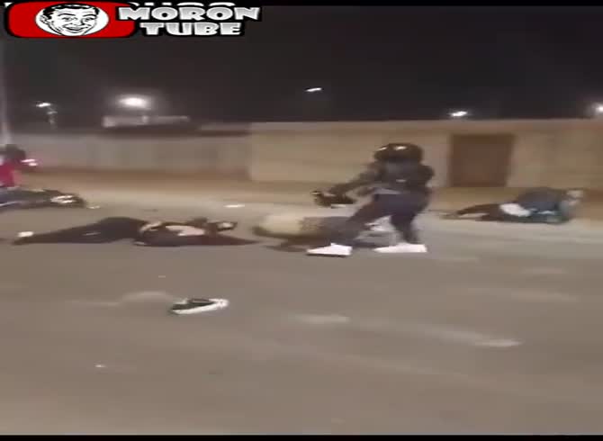 Video :By stopping a motorcycle with a helmet blow, a police officer causes a catastrophic situation (Warning - disturbing)